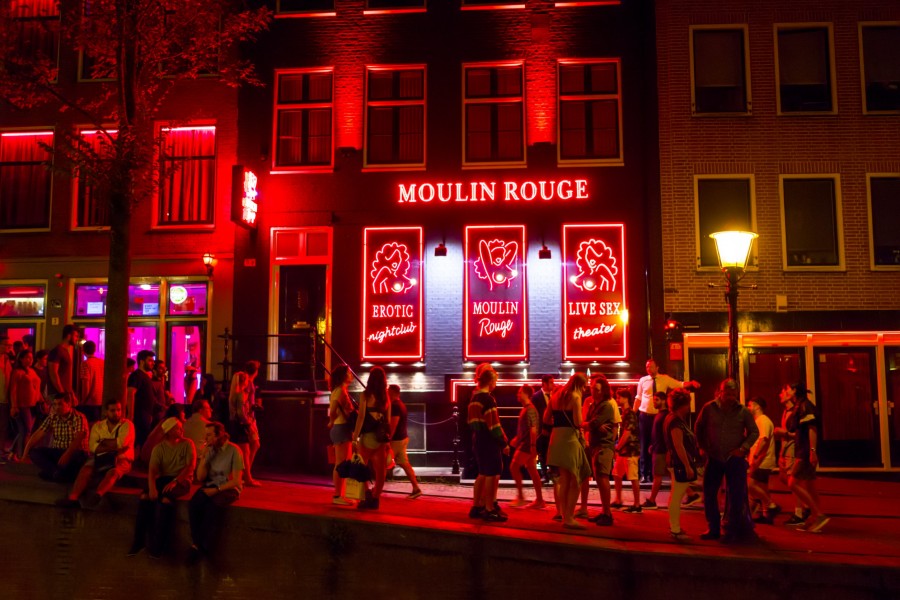 Plongée dans l'atmosphère envoûtante du Moulin Rouge à Amsterdam