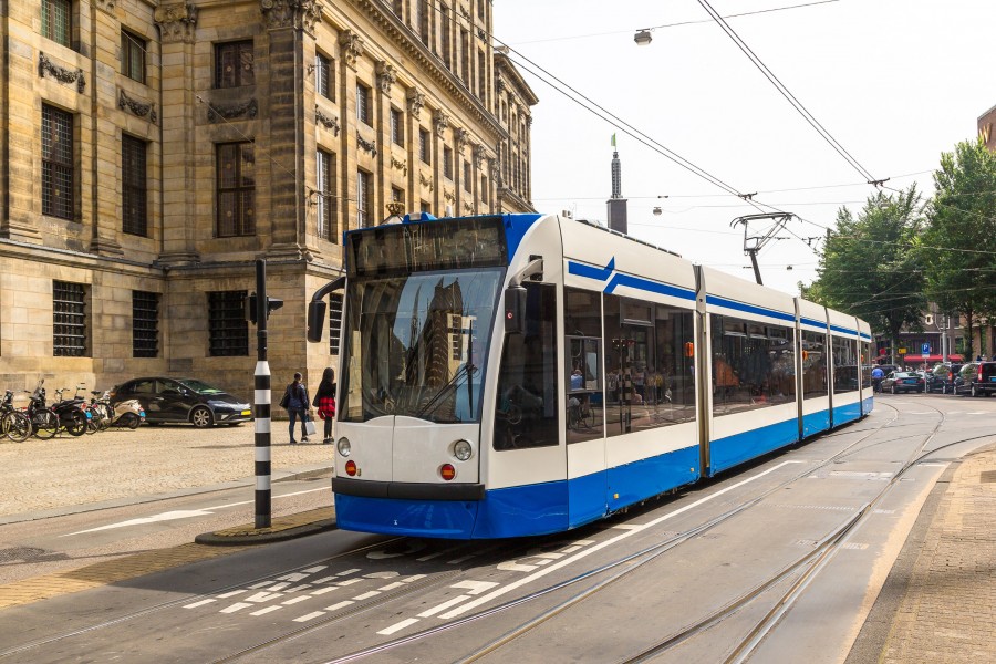 Où puis-je trouver un plan du réseau de tram à Amsterdam ?