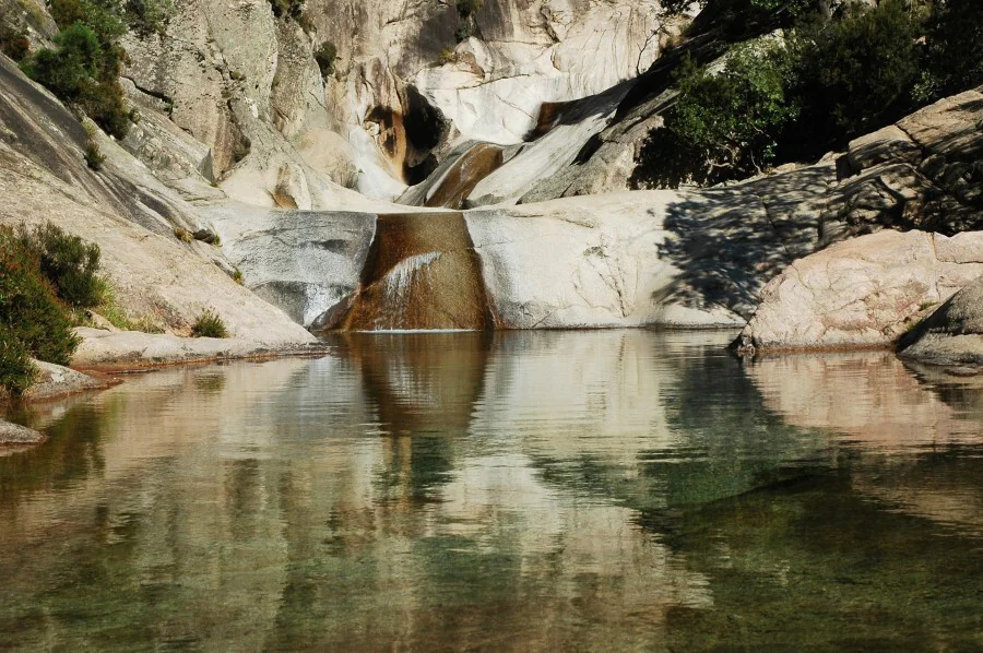 Où se trouvent les cascades de Purcaraccia en Corse ?