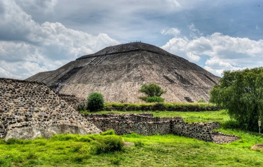 Pourquoi la pyramide du soleil à Teotihuacan fascine-t-elle tant ?