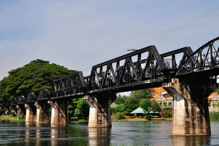 Quelle est l'histoire du pont de la rivière Kwai à Kanchanaburi en Thaïlande ?