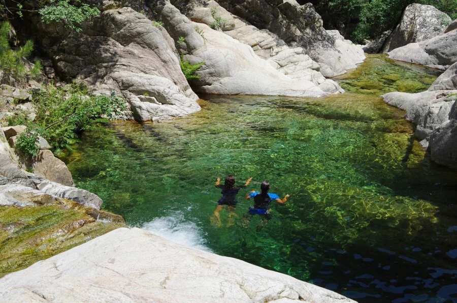 Quelles sont les activités à faire autour des cascades de Purcaraccia en Corse ?